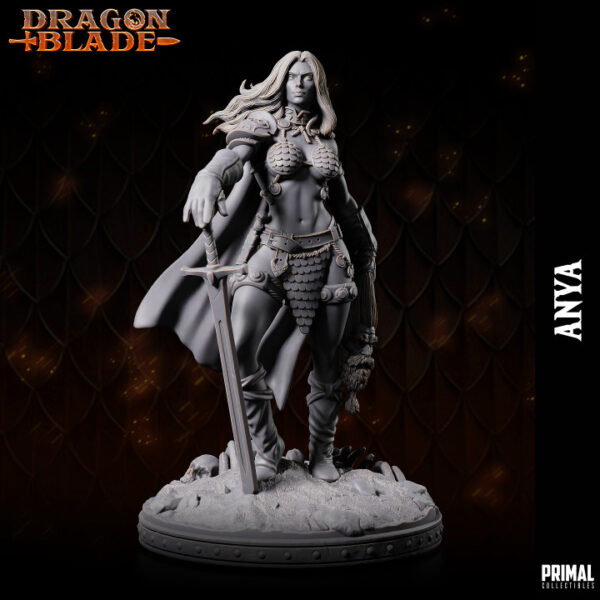 Miniatura de uma guerreira bárbara, Anya, da coleção Dragon Blade da Primal Collectibles, em pose vitoriosa, segurando uma espada em uma mão e a cabeça de um inimigo na outra.