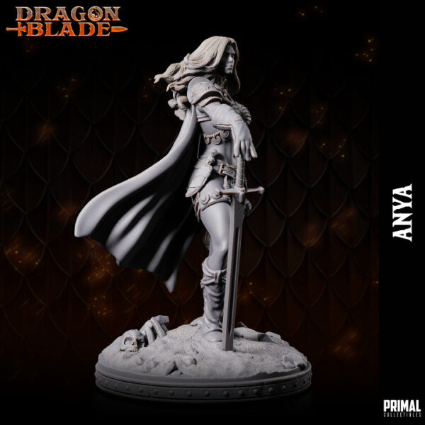 Miniatura de uma guerreira bárbara, Anya, da coleção Dragon Blade da Primal Collectibles, em pose vitoriosa, segurando uma espada em uma mão e a cabeça de um inimigo na outra.