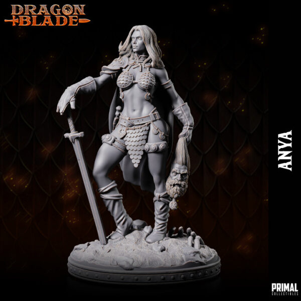 Miniatura de uma guerreira bárbara, Anya, da coleção Dragon Blade da Primal Collectibles, em pose vitoriosa, segurando uma espada em uma mão e a cabeça de um inimigo na outra.