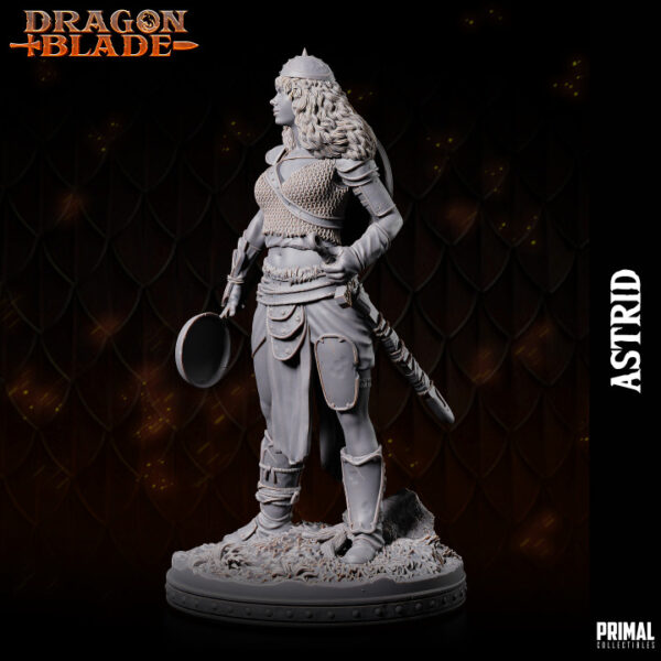 Miniatura de Astrid, uma guerreira humana da coleção Dragon Blade da Primal Collectibles, com sua espada embainhada e pronta para lutar com qualquer objeto, incluindo uma panela.