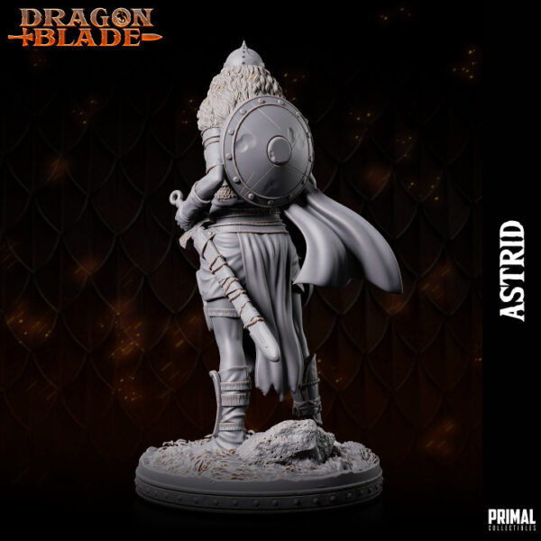 Miniatura de Astrid, uma guerreira humana da coleção Dragon Blade da Primal Collectibles, com sua espada embainhada e pronta para lutar com qualquer objeto, incluindo uma panela.