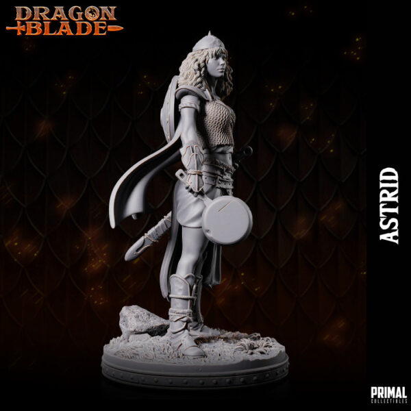 Miniatura de Astrid, uma guerreira humana da coleção Dragon Blade da Primal Collectibles, com sua espada embainhada e pronta para lutar com qualquer objeto, incluindo uma panela.