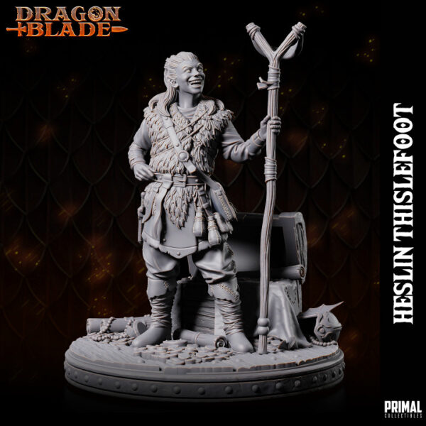 Miniatura de RPG de Heslin Thistlefoot, uma halfling da coleção Dragon Blade da Primal Collectibles, segurando um estilingue de duas mãos e cercada por sacos de ouro e loot.