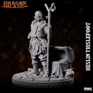 Miniatura de RPG de Heslin Thistlefoot, uma halfling da coleção Dragon Blade da Primal Collectibles, segurando um estilingue de duas mãos e cercada por sacos de ouro e loot.