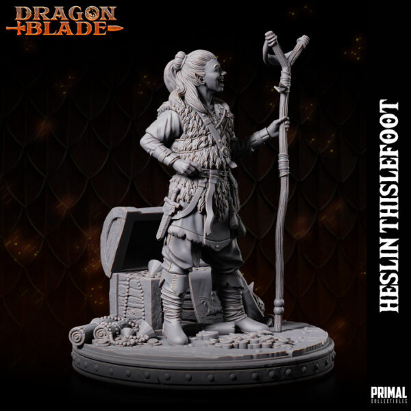 Miniatura de RPG de Heslin Thistlefoot, uma halfling da coleção Dragon Blade da Primal Collectibles, segurando um estilingue de duas mãos e cercada por sacos de ouro e loot.