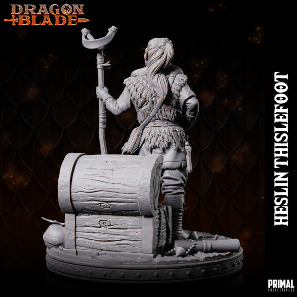 Miniatura de RPG de Heslin Thistlefoot, uma halfling da coleção Dragon Blade da Primal Collectibles, segurando um estilingue de duas mãos e cercada por sacos de ouro e loot.