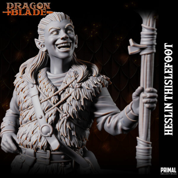 Miniatura de RPG de Heslin Thistlefoot, uma halfling da coleção Dragon Blade da Primal Collectibles, segurando um estilingue de duas mãos e cercada por sacos de ouro e loot.