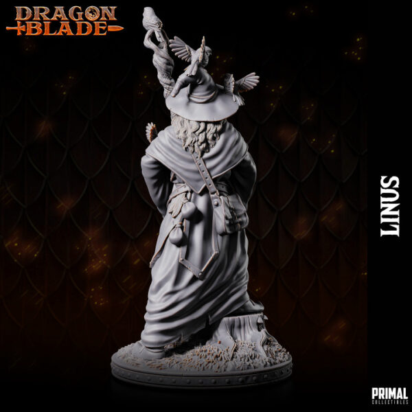 Miniatura de Linus, um velho mago da coleção Dragon Blade da Primal Collectibles, segurando um cajado feito de árvores mágicas e refletindo sua conexão com a natureza.