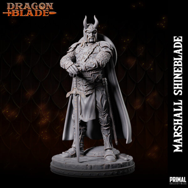 Miniatura de Knight Marshall Shineblade, um guerreiro humano da coleção Dragon Blade da Primal Collectibles, com armadura completa e helmo com chifres, cravando sua espada no chão após uma batalha vitoriosa.