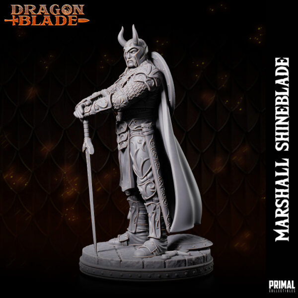 Miniatura de Knight Marshall Shineblade, um guerreiro humano da coleção Dragon Blade da Primal Collectibles, com armadura completa e helmo com chifres, cravando sua espada no chão após uma batalha vitoriosa.