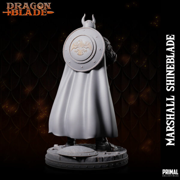 Miniatura de Knight Marshall Shineblade, um guerreiro humano da coleção Dragon Blade da Primal Collectibles, com armadura completa e helmo com chifres, cravando sua espada no chão após uma batalha vitoriosa.
