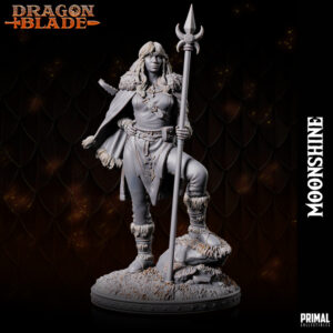 Miniatura de RPG de Moonshine, uma clériga humana da coleção Dragon Blade da Primal Collectibles, segurando uma lança tridente e com um alaúde nas costas, simbolizando coragem e inspiração.