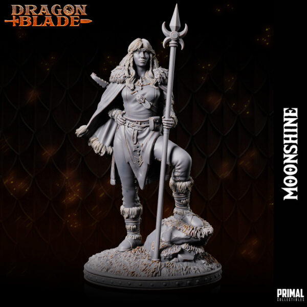 Miniatura de RPG de Moonshine, uma clériga humana da coleção Dragon Blade da Primal Collectibles, segurando uma lança tridente e com um alaúde nas costas, simbolizando coragem e inspiração.