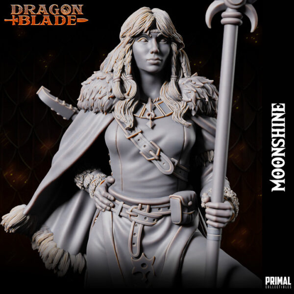 Miniatura de RPG de Moonshine, uma clériga humana da coleção Dragon Blade da Primal Collectibles, segurando uma lança tridente e com um alaúde nas costas, simbolizando coragem e inspiração.