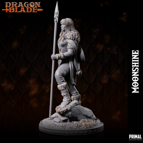Miniatura de RPG de Moonshine, uma clériga humana da coleção Dragon Blade da Primal Collectibles, segurando uma lança tridente e com um alaúde nas costas, simbolizando coragem e inspiração.
