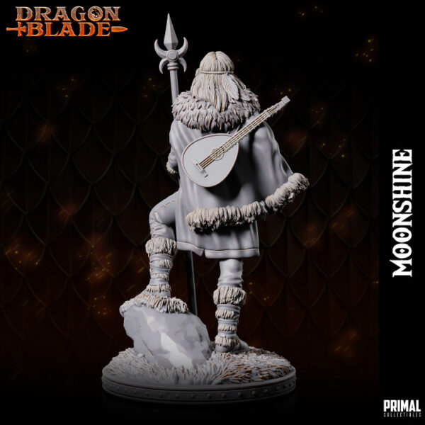 Miniatura de RPG de Moonshine, uma clériga humana da coleção Dragon Blade da Primal Collectibles, segurando uma lança tridente e com um alaúde nas costas, simbolizando coragem e inspiração.