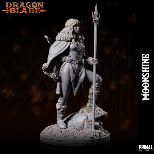 Miniatura de RPG de Moonshine, uma clériga humana da coleção Dragon Blade da Primal Collectibles, segurando uma lança tridente e com um alaúde nas costas, simbolizando coragem e inspiração.