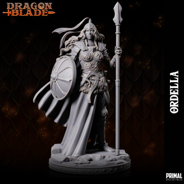 Miniatura de RPG de Ordella, uma guerreira humana da coleção Dragon Blade da Primal Collectibles, segurando uma lança e com um escudo, com um olhar sereno que transmite justiça e coragem.