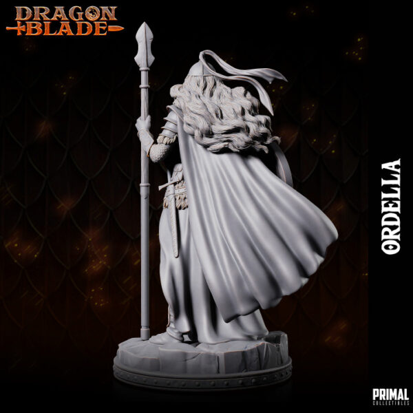 Miniatura de RPG de Ordella, uma guerreira humana da coleção Dragon Blade da Primal Collectibles, segurando uma lança e com um escudo, com um olhar sereno que transmite justiça e coragem.