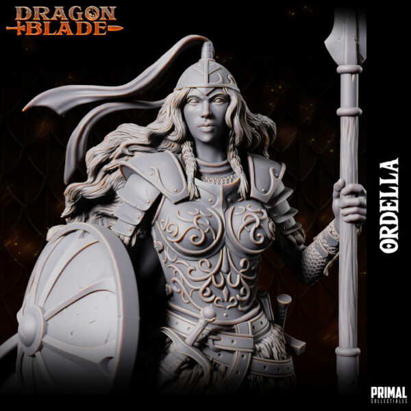 Miniatura de RPG de Ordella, uma guerreira humana da coleção Dragon Blade da Primal Collectibles, segurando uma lança e com um escudo, com um olhar sereno que transmite justiça e coragem.