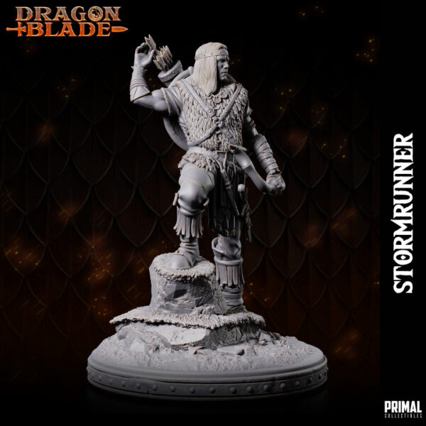 Miniatura de RPG de Stormrunner, um ranger da coleção Dragon Blade da Primal Collectibles, puxando uma flecha da aljava nas costas e prestes a disparar seu arco em sua presa.