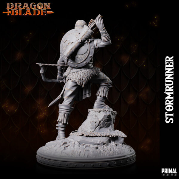 Miniatura de RPG de Stormrunner, um ranger da coleção Dragon Blade da Primal Collectibles, puxando uma flecha da aljava nas costas e prestes a disparar seu arco em sua presa.