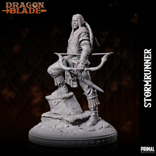 Miniatura de RPG de Stormrunner, um ranger da coleção Dragon Blade da Primal Collectibles, puxando uma flecha da aljava nas costas e prestes a disparar seu arco em sua presa.