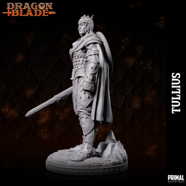 Miniatura de RPG Tullius, um guerreiro humano da coleção Dragon Blade da Primal Collectibles, segurando sua espada na mão direita e com um escudo preso nas costas, em posição de prontidão para o combate.