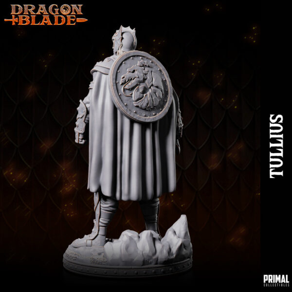 Miniatura de RPG Tullius, um guerreiro humano da coleção Dragon Blade da Primal Collectibles, segurando sua espada na mão direita e com um escudo preso nas costas, em posição de prontidão para o combate.