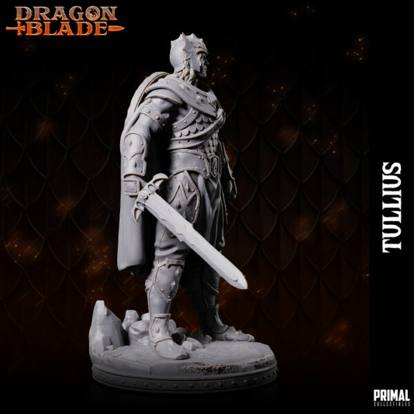 Miniatura de RPG Tullius, um guerreiro humano da coleção Dragon Blade da Primal Collectibles, segurando sua espada na mão direita e com um escudo preso nas costas, em posição de prontidão para o combate.