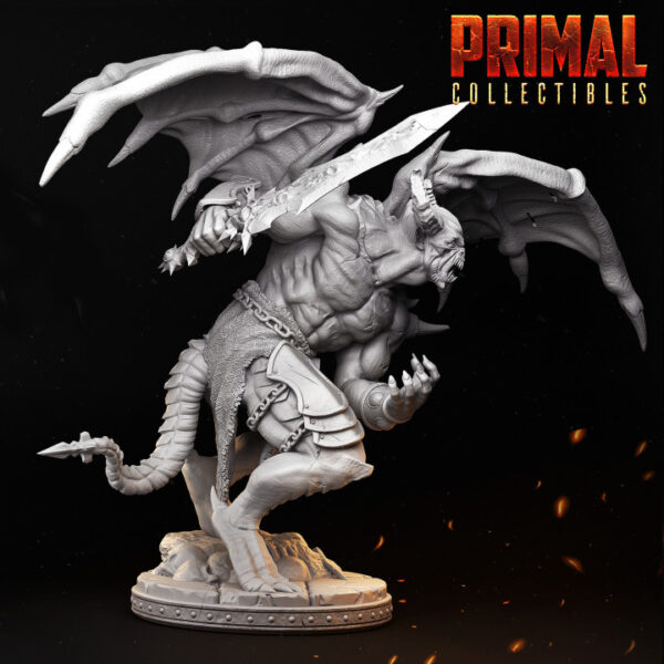 Miniatura de gárgula gigante em escala 32mm, equipada com uma espada e um chicote intercambiáveis. Figura detalhada com aparência demoníaca, ideal como inimigo poderoso em RPG de mesa, coleções ou projetos de pintura.