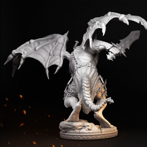 Miniatura de gárgula gigante em escala 32mm, equipada com uma espada e um chicote intercambiáveis. Figura detalhada com aparência demoníaca, ideal como inimigo poderoso em RPG de mesa, coleções ou projetos de pintura.