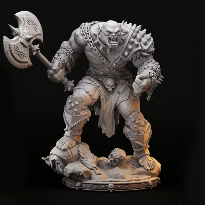Miniatura de um orc em escala 32mm, empunhando um grande machado com expressão furiosa, em uma pose que exala poder bruto. A figura apresenta músculos definidos e detalhes rústicos, ideal para RPG de mesa, colecionadores e pintores de miniaturas.