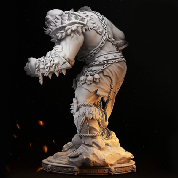 Miniatura de um orc em escala 32mm, empunhando um grande machado com expressão furiosa, em uma pose que exala poder bruto. A figura apresenta músculos definidos e detalhes rústicos, ideal para RPG de mesa, colecionadores e pintores de miniaturas.