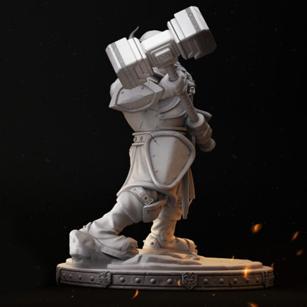Miniatura de um anão em escala 32mm, segurando um martelo de duas mãos com detalhes rústicos e uma expressão de determinação. A figura apresenta traços fortes e um design robusto, ideal para jogos de RPG de mesa, colecionadores e pintores de miniaturas.