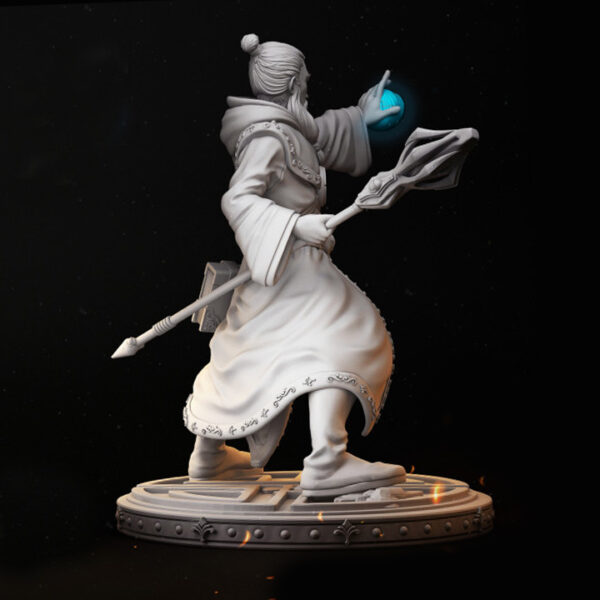 Miniatura de um mago em escala 32mm, segurando um cajado ornamentado com runas luminosas em uma mão e conjurando uma esfera de energia com a outra. A figura está em posição de ataque, capturando o dinamismo e a força do personagem, ideal para jogos de RPG, colecionadores e pintores de miniaturas.