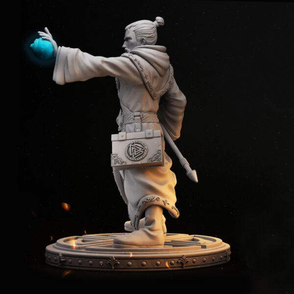 Miniatura de um mago em escala 32mm, segurando um cajado ornamentado com runas luminosas em uma mão e conjurando uma esfera de energia com a outra. A figura está em posição de ataque, capturando o dinamismo e a força do personagem, ideal para jogos de RPG, colecionadores e pintores de miniaturas.