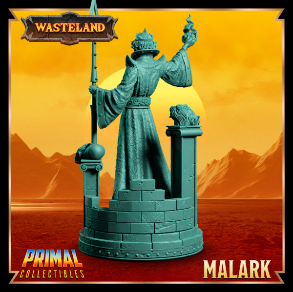 Miniatura de Malark, um sorcerer segurando um cajado em uma mão enquanto conjura magia com a outra, exibindo uma gargalhada intimidadora. Detalhes sombrios e postura dinâmica inspirados no cenário desolado de Athas em Darksun.