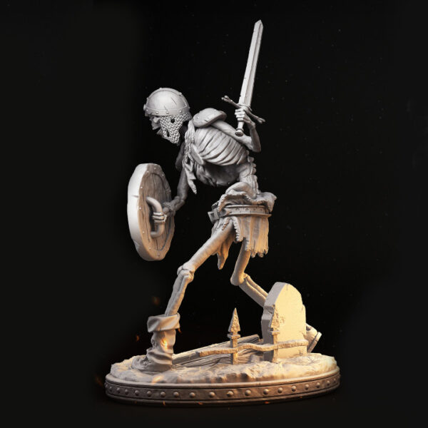 Miniatura de esqueleto em escala 32mm, armado com espada e escudo, em uma postura defensiva. Figura detalhada, ideal para RPG de mesa como inimigo genérico, minion ou guardião, além de ser um excelente item para colecionadores e pintores de miniaturas.