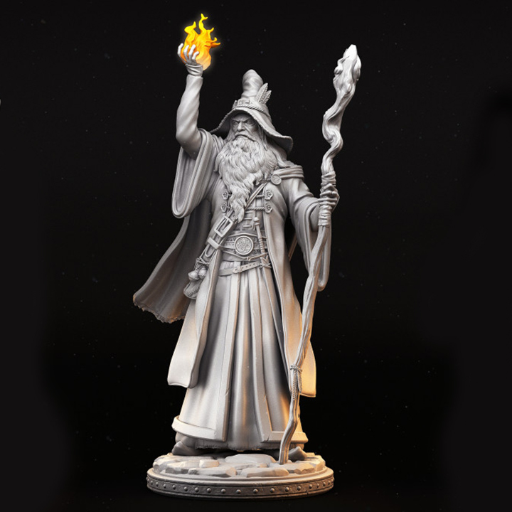 Miniatura de um mago em escala 32mm, segurando um cajado em uma mão e conjurando uma magia de fogo com a outra, em uma pose dinâmica de ataque. A figura é detalhada, com trajes ricamente esculpidos e efeitos de fogo impressionantes, ideal para RPG de mesa, colecionadores e pintores de miniaturas.