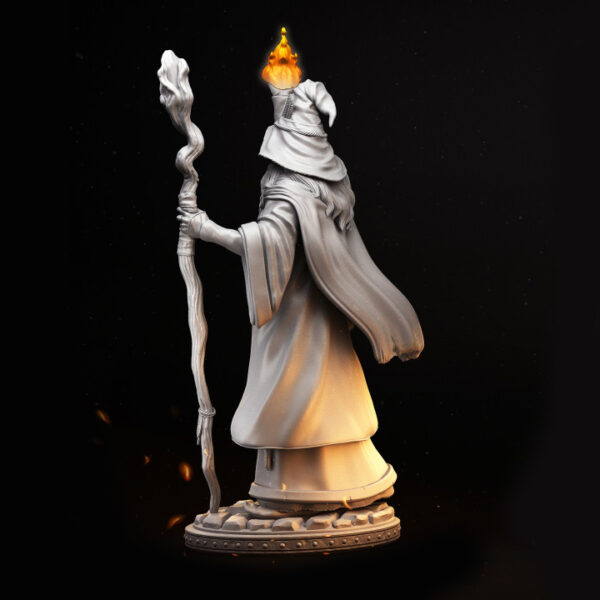 Miniatura de um mago em escala 32mm, segurando um cajado em uma mão e conjurando uma magia de fogo com a outra, em uma pose dinâmica de ataque. A figura é detalhada, com trajes ricamente esculpidos e efeitos de fogo impressionantes, ideal para RPG de mesa, colecionadores e pintores de miniaturas.