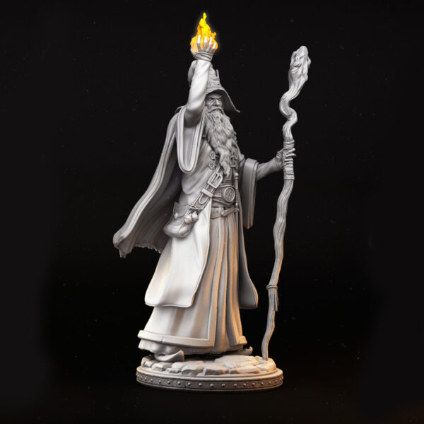 Miniatura de um mago em escala 32mm, segurando um cajado em uma mão e conjurando uma magia de fogo com a outra, em uma pose dinâmica de ataque. A figura é detalhada, com trajes ricamente esculpidos e efeitos de fogo impressionantes, ideal para RPG de mesa, colecionadores e pintores de miniaturas.