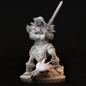Miniatura de um bárbaro em escala 32mm, empunhando uma espada de duas mãos com um machado nas costas e a cabeça de um dragão derrotado a seus pés. A figura exibe uma pose imponente e detalhes incríveis, ideal para RPG de mesa, colecionadores e pintores de miniaturas.