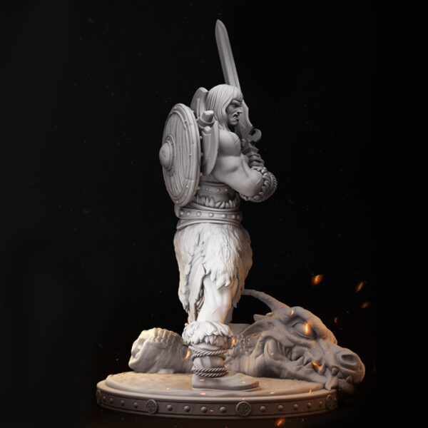 Miniatura de um bárbaro em escala 32mm, empunhando uma espada de duas mãos com um machado nas costas e a cabeça de um dragão derrotado a seus pés. A figura exibe uma pose imponente e detalhes incríveis, ideal para RPG de mesa, colecionadores e pintores de miniaturas.
